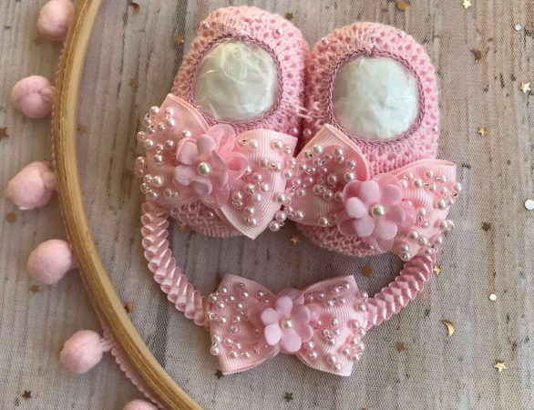 Primeiros passos com estilo: descubra os mais belos sapatinhos de tricô para menina!
