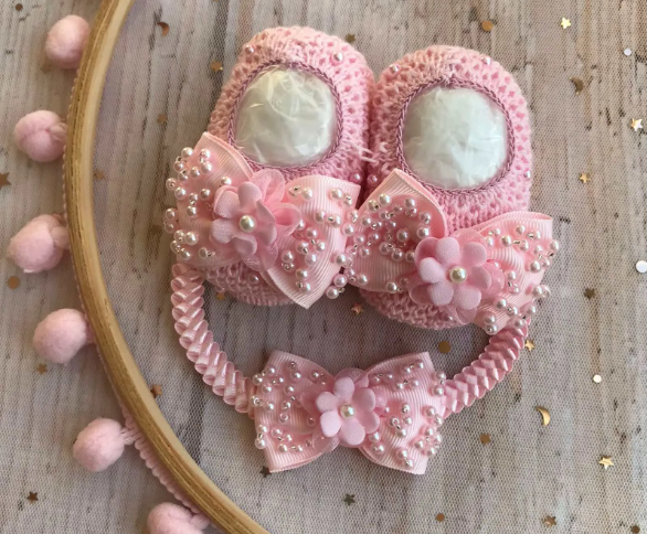 Primeiros passos com estilo: descubra os mais belos sapatinhos de tricô para menina!