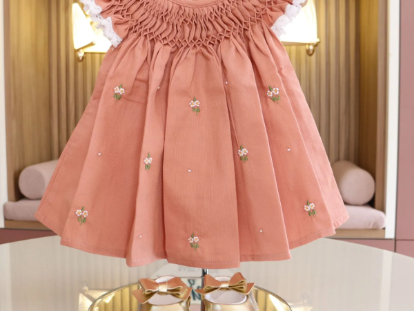 As opções mais adoráveis de vestidos para sua pequena com elegância e conforto