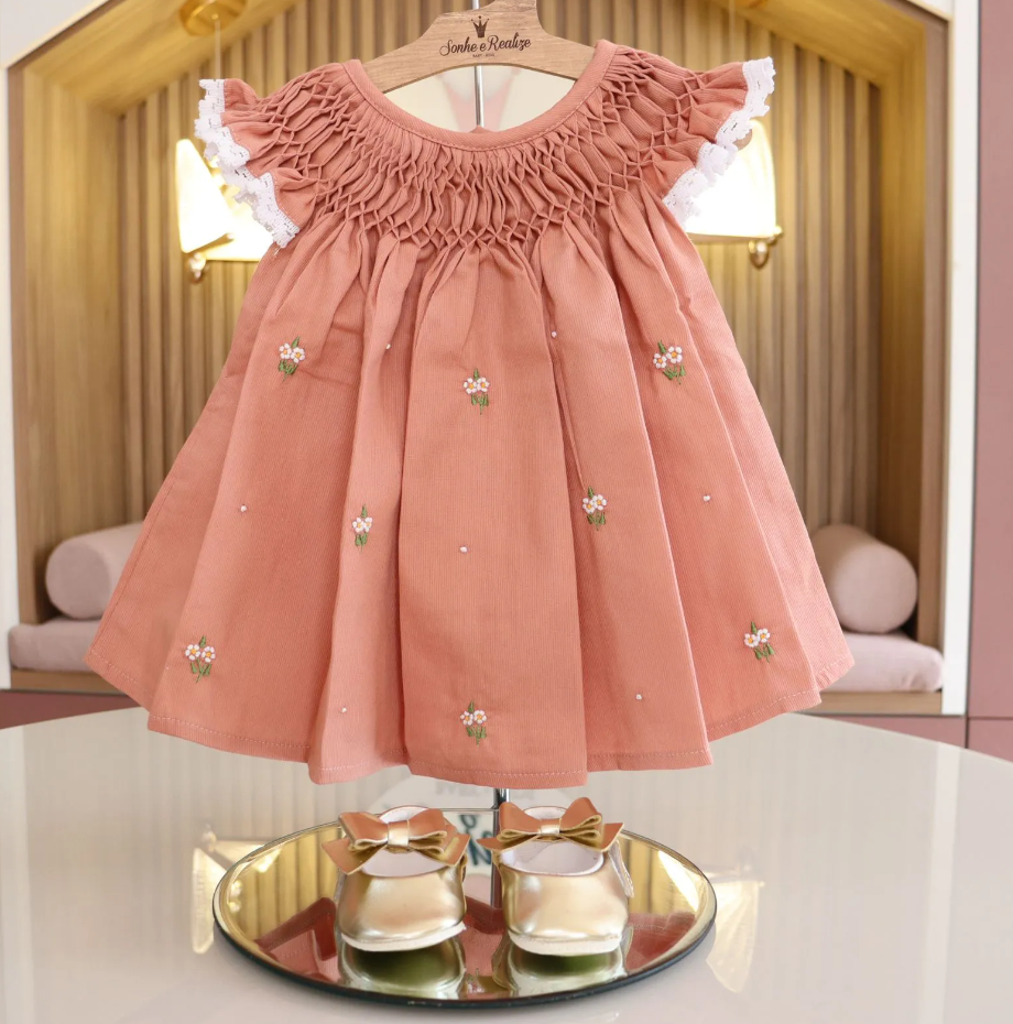 As opções mais adoráveis de vestidos para sua pequena com elegância e conforto